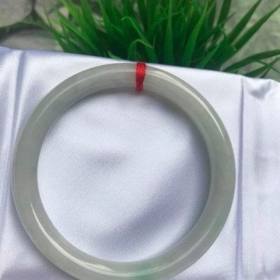 VÒNG TAY ĐÁ CẨM THẠCH MỚI TRẮNG LÝ 54 Size vòng 54mm x dầy 8mm MÀU TRẮNG BÓNG CHẤM XANH LÝ NỮ 54kg đến 64kg Đeo