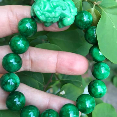 VÒNG TAY ĐÁ CẨM THẠCH TỲ HƯU SIZE 12MM AC MỆNH MỘC HOẢ ĐEO MÀU XANH CẨM THẠCH ĐẬM ĐẸP Ạ