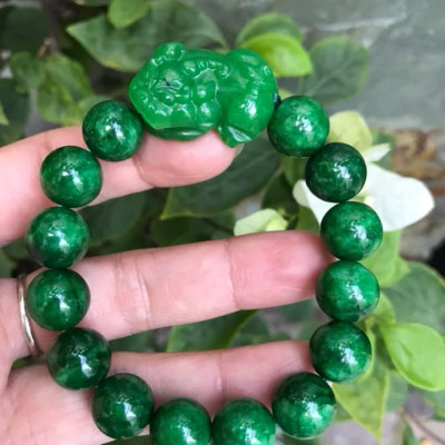 VÒNG TAY ĐÁ CẨM THẠCH TỲ HƯU SIZE 12MM AC MỆNH MỘC HOẢ ĐEO MÀU XANH CẨM THẠCH ĐẬM ĐẸP Ạ