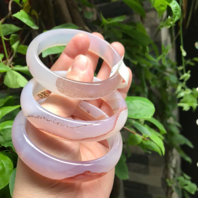 Vòng Mã Não Chu Sa Bản Hẹ Vân Ni 58mm Cao 15mm Dầy 7mm Màu Trắng Bóng Vân Nâu đẹp xinh xắn Nữ 55kg - 63kg đeo ạ