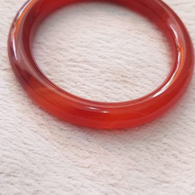 Vòng mã não đỏ Đậm vân ni 58mm x chột 9,2mm Nữ mệnh hỏa mệnh thổ màu đỏ đậm vân là màu chiến thắng Nặng 55kg - 65kg đeo đẹp ạ