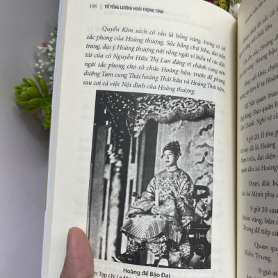 NAM PHƯƠNG HOÀNG HẬU - Vị Quốc Mẫu Tân Thời Qua Tư Liệu Báo Chí (1934-1945) - Tử Yếng Lương Hoài Trọng Tính – NXB Tổng hợp TP. Hồ Chí Minh