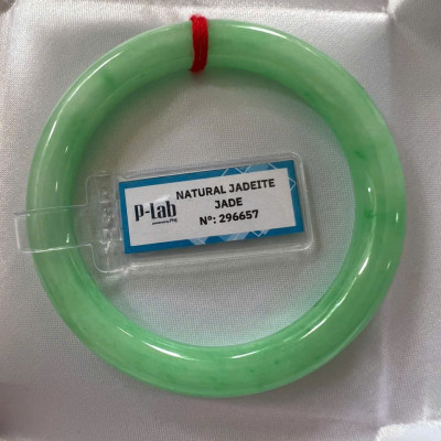 Vòng Cẩm Thạch Tự Nhiên Kiểm Định P Lab No 296657 Vip Sịn Ni 52mm x Chột 8mm Màu Xanh Lý Trắng nhẹ đều bóng mượt các Chị tay lên tay đẹp xuất sắc sịn sang xinh lắm nữ 50kg - 56kg đeo ạ