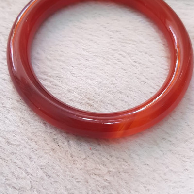 Vòng mã não đỏ Đậm vân ni 58mm x chột 9,2mm Nữ mệnh hỏa mệnh thổ màu đỏ đậm vân là màu chiến thắng Nặng 55kg - 65kg đeo đẹp ạ