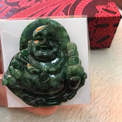 MẶT DÂY CHUYỀN PHẬT DI LẶC TO Cao 42mm x Ngang 44,5mm x Dầy 11mm  CẦM THỎI VÀNG NHƯ Ý CƯỜI TƯƠI ĐÁ CẨM THẠCH TỰ NHIÊN XANH ĐẬM BÓNG ĐẸP  NAM BỌC VÀNG LÊN LÀM MẶT DÂY CHUYỀN ĐẸP ĐẸP Ạ