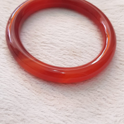 Vòng mã não đỏ Đậm vân ni 58mm x chột 9,2mm Nữ mệnh hỏa mệnh thổ màu đỏ đậm vân là màu chiến thắng Nặng 55kg - 65kg đeo đẹp ạ