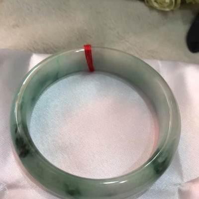 VÒNG NAM MỚI BẢN HẸ T LÝ 63MM BC2F ĐÁ CẨM THẠCH TỰ NHIÊN XANH 3 VÂN ĐẬM NAM ĐEO 75KG - 88KG