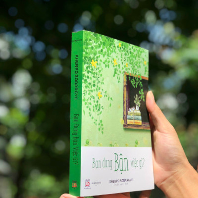 Sách Bạn Đang Bận Việc Gì - Sách Tôn Giáo, Nghệ Thuật và Văn Hóa, Tác Giả KHENPO SODARGYE - Hiệu Sách GenBooks, bìa mềm, in màu