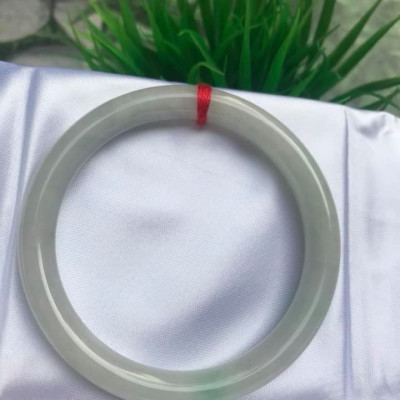 VÒNG TAY ĐÁ CẨM THẠCH MỚI TRẮNG LÝ 54 Size vòng 54mm x dầy 8mm MÀU TRẮNG BÓNG CHẤM XANH LÝ NỮ 54kg đến 64kg Đeo