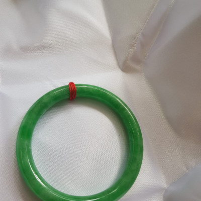 Vòng tay nữ đá cẩm thạch Đậu Nở Sao 52mm x 7,2mm  Màu Xanh đậu lá tươi nhẹ nhàng bóng đẹp  Nữ mệnh Mộc, Hỏa, Thủy 50kg-57kg đeo ạ