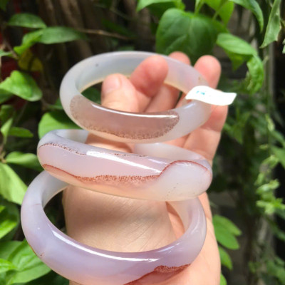 Vòng Mã Não Chu Sa Bản Hẹ Vân Ni 58mm Cao 15mm Dầy 7mm Màu Trắng Bóng Vân Nâu đẹp xinh xắn Nữ 55kg - 63kg đeo ạ