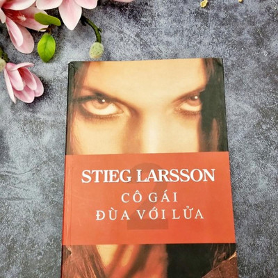 Sách - Cô Gái Đùa Với Lửa (Tái Bản) - NXB Phụ Nữ