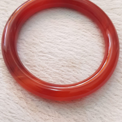 Vòng mã não đỏ Đậm vân ni 58mm x chột 9,2mm Nữ mệnh hỏa mệnh thổ màu đỏ đậm vân là màu chiến thắng Nặng 55kg - 65kg đeo đẹp ạ