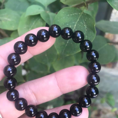 Chiếc Vòng tay đá mã não đen 8mm 22 hạt vô cung tốt ạ Màu đen Chuẩn hợp phong thủy Nữ mệnh thủy mộc Màu đen nhẹ nhàng may mắn hợp phong thủy tốt cho công việc tài lộc cho gia chủ rẻ lắm mà đẹp nhe chị em ơi