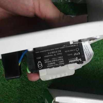 Ổ cắm dao cạo râu E727 WE G19 Schneider - Màu trắng, điện áp 115/240 Vac