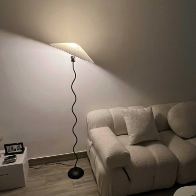 Đèn cây đứng decor đọc sách, đèn ngủ cho phòng ngủ, phòng khách kiểu sóng lượn Hàn Quốc màu đen DC001D