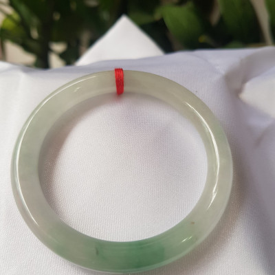 Vòng cẩm thạch Ngọc Đẹp Lý A SỊN 50mm x 7mm Chất liệu đá tự nhiên màu xanh ngọc bóng điểm xanh lý vân đậm tự nhiên bóng đẹp  Nữ 50kg - 56kg ạ