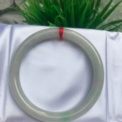 VÒNG TAY ĐÁ CẨM THẠCH MỚI TRẮNG LÝ 54 Size vòng 54mm x dầy 8mm MÀU TRẮNG BÓNG CHẤM XANH LÝ NỮ 54kg đến 64kg Đeo