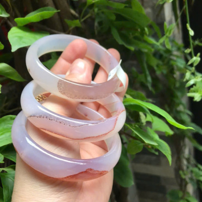 Vòng Mã Não Chu Sa Bản Hẹ Vân Ni 58mm Cao 15mm Dầy 7mm Màu Trắng Bóng Vân Nâu đẹp xinh xắn Nữ 55kg - 63kg đeo ạ