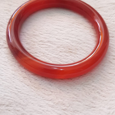 Vòng mã não đỏ Đậm vân ni 58mm x chột 9,2mm Nữ mệnh hỏa mệnh thổ màu đỏ đậm vân là màu chiến thắng Nặng 55kg - 65kg đeo đẹp ạ