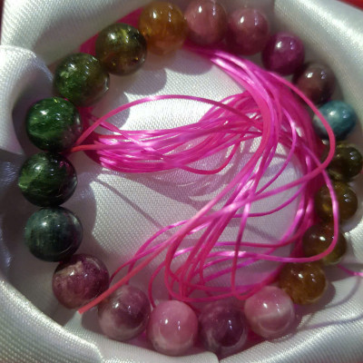 Vòng tay Nữ tourmaline dâu tây tự nhiên đa sắc màu tươi đẹp thiệt sang size hạt 9,5mm vòng này hợp Nữ tất cả các mệnh đeo nhe ạ