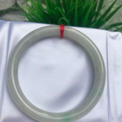 VÒNG TAY ĐÁ CẨM THẠCH MỚI TRẮNG LÝ 54 Size vòng 54mm x dầy 8mm MÀU TRẮNG BÓNG CHẤM XANH LÝ NỮ 54kg đến 64kg Đeo