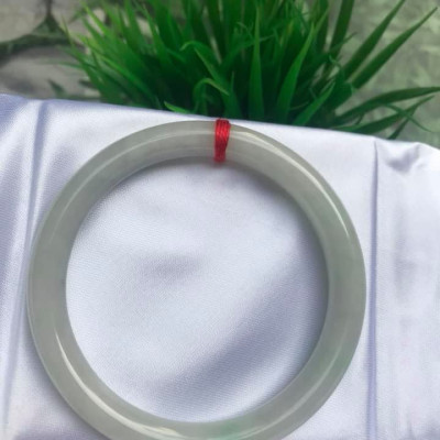 VÒNG TAY ĐÁ CẨM THẠCH MỚI TRẮNG LÝ 54 Size vòng 54mm x dầy 8mm MÀU TRẮNG BÓNG CHẤM XANH LÝ NỮ 54kg đến 64kg Đeo