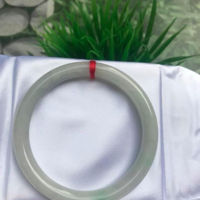 VÒNG TAY ĐÁ CẨM THẠCH MỚI TRẮNG LÝ 54 Size vòng 54mm x dầy 8mm MÀU TRẮNG BÓNG CHẤM XANH LÝ NỮ 54kg đến 64kg Đeo