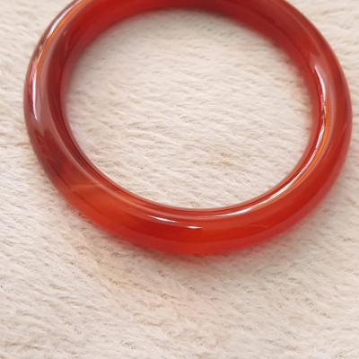 Vòng mã não đỏ Đậm vân ni 58mm x chột 9,2mm Nữ mệnh hỏa mệnh thổ màu đỏ đậm vân là màu chiến thắng Nặng 55kg - 65kg đeo đẹp ạ