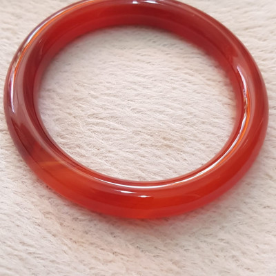 Vòng mã não đỏ Đậm vân ni 58mm x chột 9,2mm Nữ mệnh hỏa mệnh thổ màu đỏ đậm vân là màu chiến thắng Nặng 55kg - 65kg đeo đẹp ạ