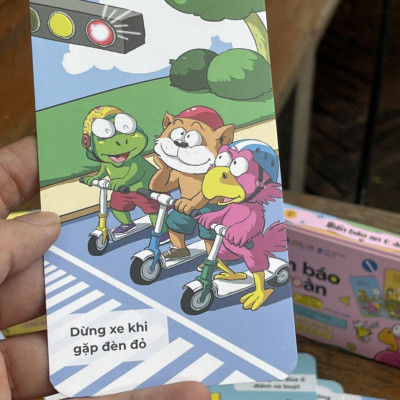(Combo bô 3 - Song ngữ) BỘ THẺ HỌC THÔNG MINH - Một ngày của bé - Biển báo an toàn giao thông - Tình huống an toàn giao thông - Alphabooks - NXB Dân Trí