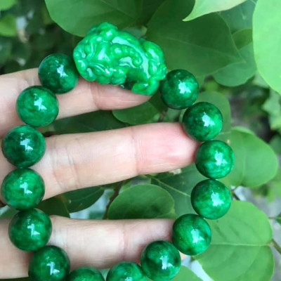 VÒNG TAY ĐÁ CẨM THẠCH TỲ HƯU SIZE 12MM AC MỆNH MỘC HOẢ ĐEO MÀU XANH CẨM THẠCH ĐẬM ĐẸP Ạ