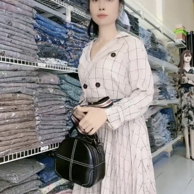 Đầm vest xếp ly họa tiết kẻ sọc là một trong những style công sở thanh lịch được chuộng hiện nay
