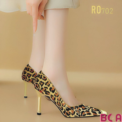 Giày đi tiệc nữ phong cách độc đáo họa tiết da beo cao 8cm RO702 ROSATA tại BCASHOP mũi nhọn bọc kim loại vừa sang vừa cá tính