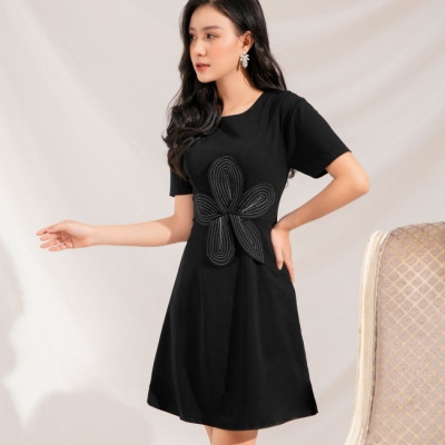 ĐẦM TAY NGẮN EO ĐÍNH BÔNG LỚN MAY CHỈ NỔI SANG TRỌNG 2428