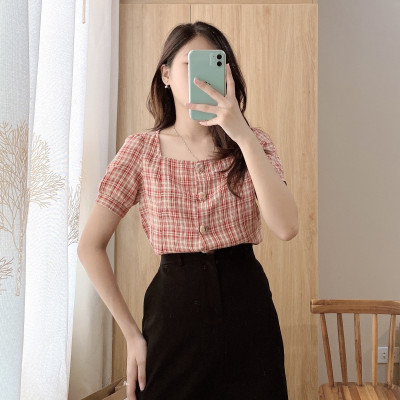 Áo kẻ cổ vuông nữ thêu khuy icon travel màu kẻ đỏ Burny A3002312KD