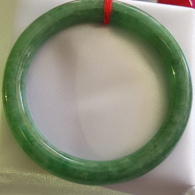 Vòng Cẩm Thạch tự nhiên mới vip Đậu Lý Sao Sao 56mm x cọng 8,5mm cao cấp sịn đẹp màu xanh đậu lý bông đậm đều bóng mượt đẹp Nữ 54kg - 64kg đeo rất đẹp sang tay món quà tặng Mẹ , người thân ý nghĩa ạ