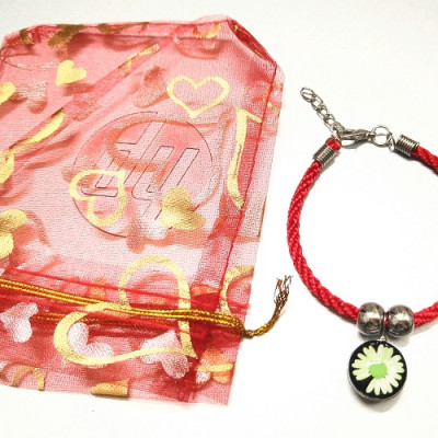 Vòng tay chỉ đỏ may mắn bình an kèm túi đỏ làm quà tặng - hoa cúc ( màu ngẫu nhiên )