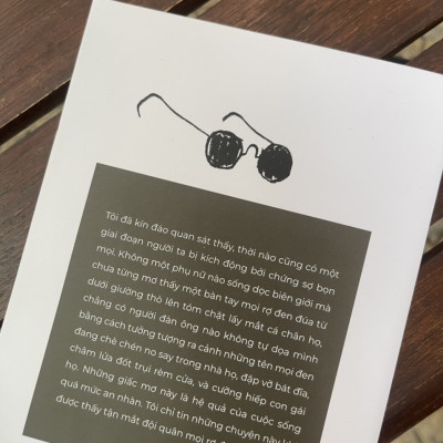 ĐỢI BỌN MỌI – John Maxwell Coetzee (Tác giả đoạt Giải Nobel Văn chương 2003) – Crimson Mai và Phương Văn dịch – Bách Việt Books – NXB Lao Động (Bìa mềm) 