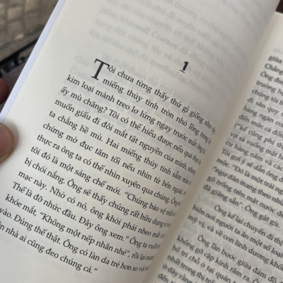 ĐỢI BỌN MỌI – John Maxwell Coetzee (Tác giả đoạt Giải Nobel Văn chương 2003) – Crimson Mai và Phương Văn dịch – Bách Việt Books – NXB Lao Động (Bìa mềm) 