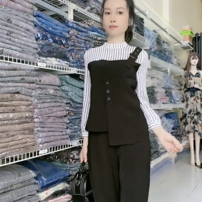 Set áo sơ mi yếm sọc một dây kèm quần ống đứng trẻ trung.