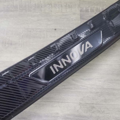 Ốp chống trầy cốp trong, ngoài carbon xe Toyota Innova 2017- 2022 – vân cacbon cao cấp