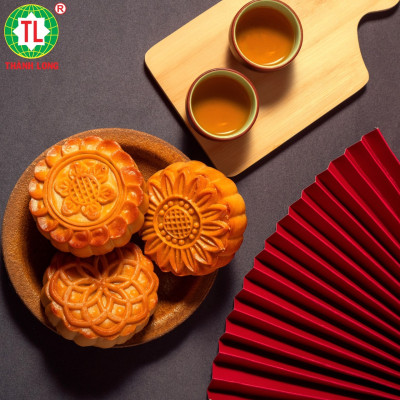 Bộ hộp Bánh trung thu Thịnh Vượng 4 bánh 2 trứng 270g - Thành Long - 1080g - tặng 1 hộp trà - VIỆT NAM