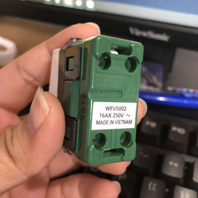 Công tắc 2 chiều Panasonic WEV5002SW dòng Wide - Hàng chính hãng