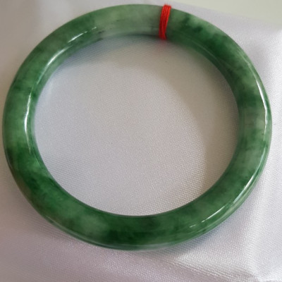 Vòng Cẩm Thạch tự nhiên mới Đậu Lý Sịn Sao 53mm x chột 8mm cao cấp sịn bóng đẹp màu xanh đậu lý đậm nhạt điểm trắng nhẹ đẹp bóng nữ 53kg - 62kg đeo rất đẹp sang tay món quà tặng Mẹ , tặng vợ người phụ nữ yêu quý may mắn ý nghĩa ạ