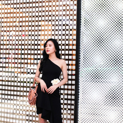 Đầm ôm vai xéo kèm hoa xinh xắn MS 2519