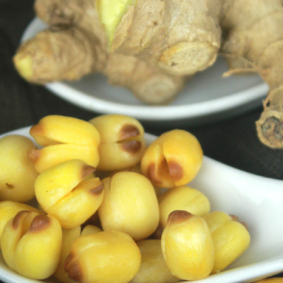 Combo Đậu Nành Sấy Cỏ Ngọt Vị Cay Hải Long (230g) + Sen Sấy Gừng Mật Ong Hải Long (230g)